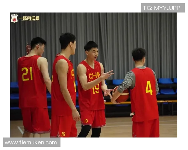 姚明高举国旗展现体育精神与民族自豪感的动人瞬间